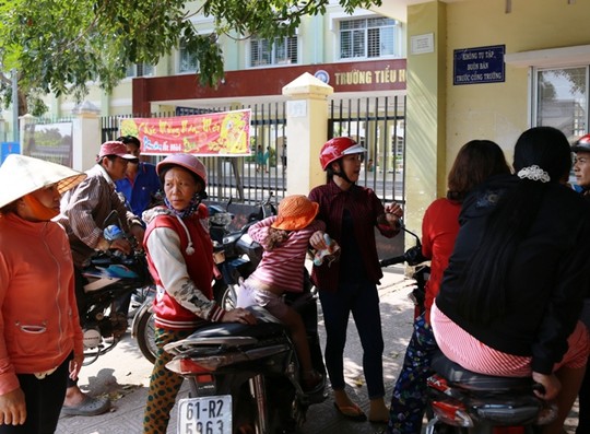 Bình[-]Dương:Kiểm[-]tra[-]toàn[-]diện[-]công[-]ty[-]dùng[-]đồ[-]hư[-]thối[-]nấu[-]cho[-]học[-]sinh